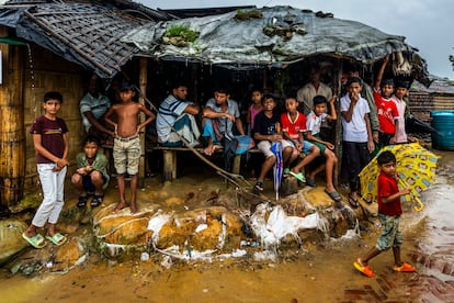 Un grupo de chicos se protege de las intensas lluvias del monzón, en el campamento 7. La mitad de los 1,2 millones de refugiados son niños.