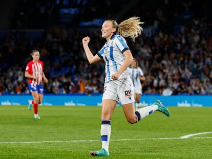 Synne Jensen celebra tras anotar el segundo de su equipo.