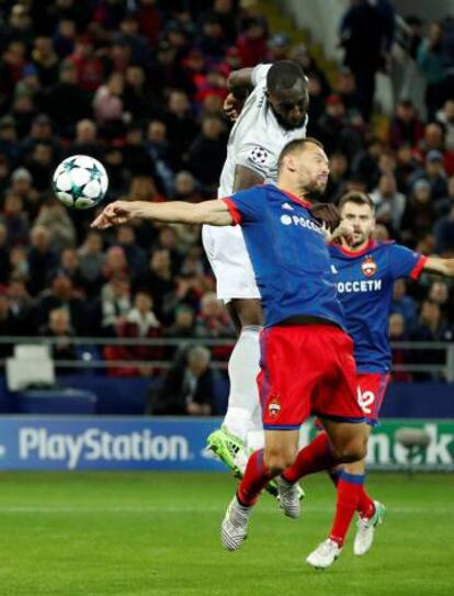 Lukaku supera a Ignashevich en el primer gol del Manchester United.