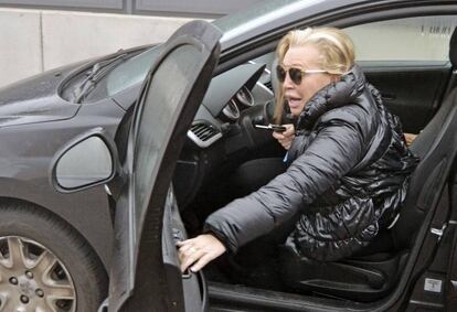 Belén Esteban se sube a su coche.