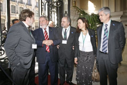 De izquierda a derecha, el consejero delegado del grupo PRISA, Juan Luis Cebrián; el presidente de Brasil, Luiz Inácio Lula da Silva; el presidente del grupo PRISA, Ignacio Polanco; la directora de <i>Valor económico</i>, Vera Brandimarte; y el director de EL PAÍS, Javier Moreno, durante el encuentro.