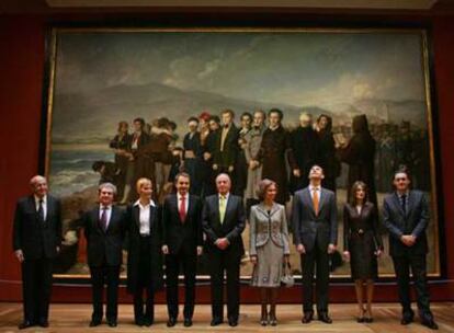 De izquierda a derecha, Plácido Arango, presidente del Patronato del Prado; César Antonio Molina, ministro de Cultura; Sonsoles Espinosa y Rodríguez Zapatero, los Reyes, los príncipes de Asturias y el director del Prado, Miguel Zugaza, posando ante la pintura <i>Fusilamiento de Torrijos y sus compañeros en las playas de Málaga,</i> de Antonio Gisbert.