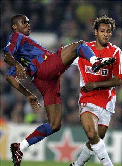 Eto'o durante un encuentro con el Barcelona