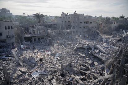 Destrucción causada por los ataques israelíes sobre la localidad de Deir al Balah, situada en el centro de la franja de Gaza, este miércoles. 