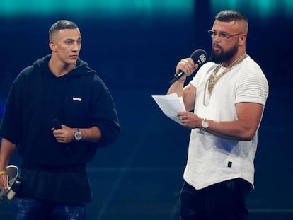 Los raperos Kollegah & Farid Bang reciben el premio de la música alemana Echo el pasado abril.  