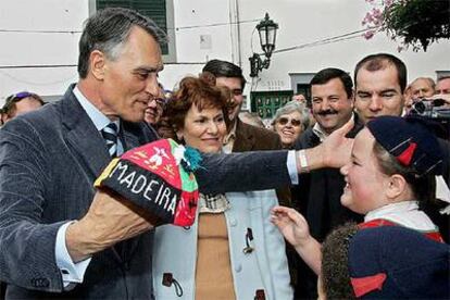 Aníbal Cavaco Silva (izquierda) recibe un sombrero típico de Madeira durante la visita que realizó ayer a la isla.