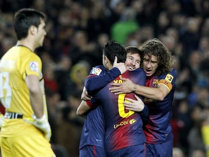 Xavi y Puyol celebran un gol de Messi al Osasuna.