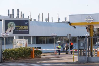 Entrada de la factor&iacute;a de Opel en Figueruelas este lunes