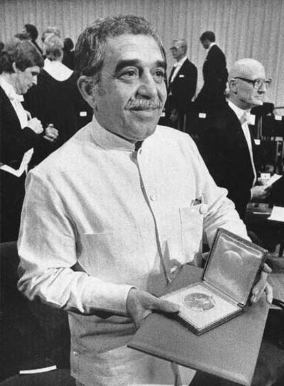 Gabriel García Márquez (6 de marzo de 1927) recoge en Estocolmo el Premio Nobel de Literatura en octubre de 1982.