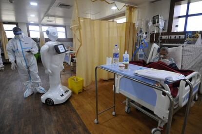 Un robot ayuda a atender a un paciente en la UCI de un hospital de la
 India.