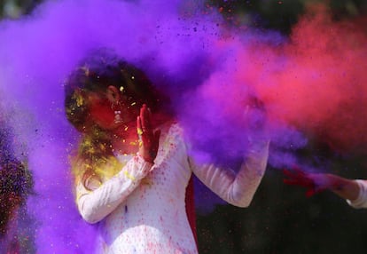 Por todo el planeta hay una serie de fiestas populares memorables que con el tiempo han llegado a convertirse en eventos universalmente conocidos. Dentro de este grupo se encuentra también la fiesta de Holi, en India, conocida popularmente como el festival de los colores o la fiesta del amor. Estudiantes indias se arrojan polvos de colores entre sí durante el festival Holi en Bhopal (India), el 28 de febrero de 2018.