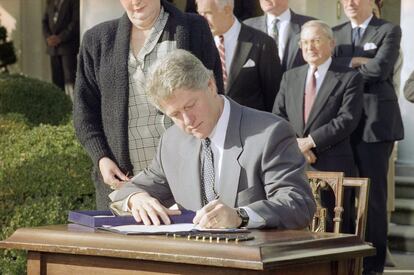 El presidente Bill Clinton firma el proyecto de Ley de Licencias Familiares durante una ceremonia en el Jardín de las Rosas de Washington, el 6 de febrero de 1993.
