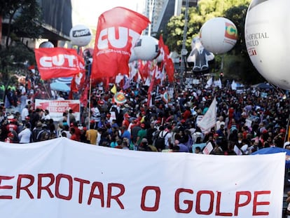 Manifestantes protestam na avenida Paulista contra a reforma da previd&ecirc;ncia proposta pelo Governo Temer, nesta sexta-feira, 31 de mar&ccedil;o. 