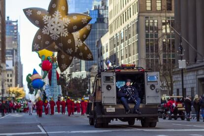 Una patrulla de policía fuertemente armada durante el desfile de Acción de Gracias en Nueva York, el 23 de noviembre de 2017.