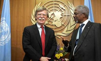 El embajador de los EE UU, John Bolton, saluda al secretario general de Naciones Unidas, Kofi Annan, en 2005.