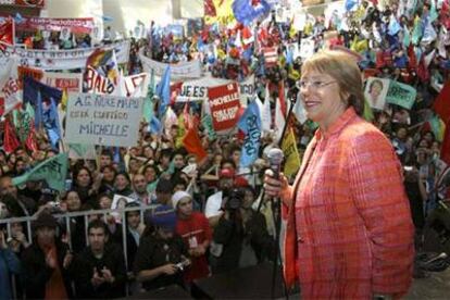 Michelle Bachelet, candidata de la Concertación, durante un acto electoral en Temuco, 677 kilómetros al sur de Santiago.