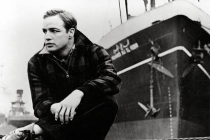 Marlon Brando, caracterizado como Terry Malloy, en Hoboken, donde se rodó <i>La ley del silencio.</i>