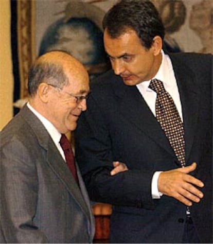 El presidente del Gobierno, José Luis Rodríguez Zapatero, conversa con el presidente de la patronal CEOE, José María Cuevas.