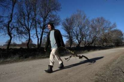 El cineasta y escritor Santiago Lorenzo en la aldega segoviana en la que vive.