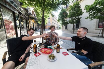 Varias personas brindan en una céntrica terraza madrileña en el primer día de la Fase 1.