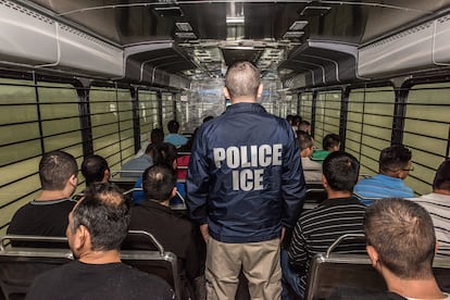 Migrantes escoltados a un centro de detención en Chicago, Illinois.