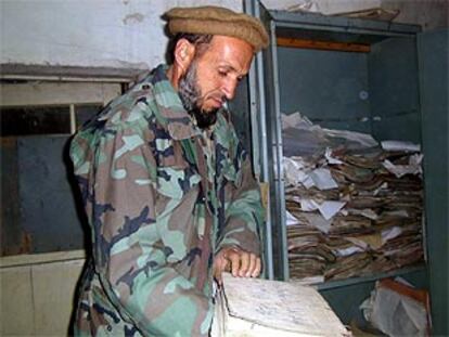 El comandante de la Alianza Haji Habibullah examina unos papeles encontrados en un campo de Al Qaeda en Kaul.