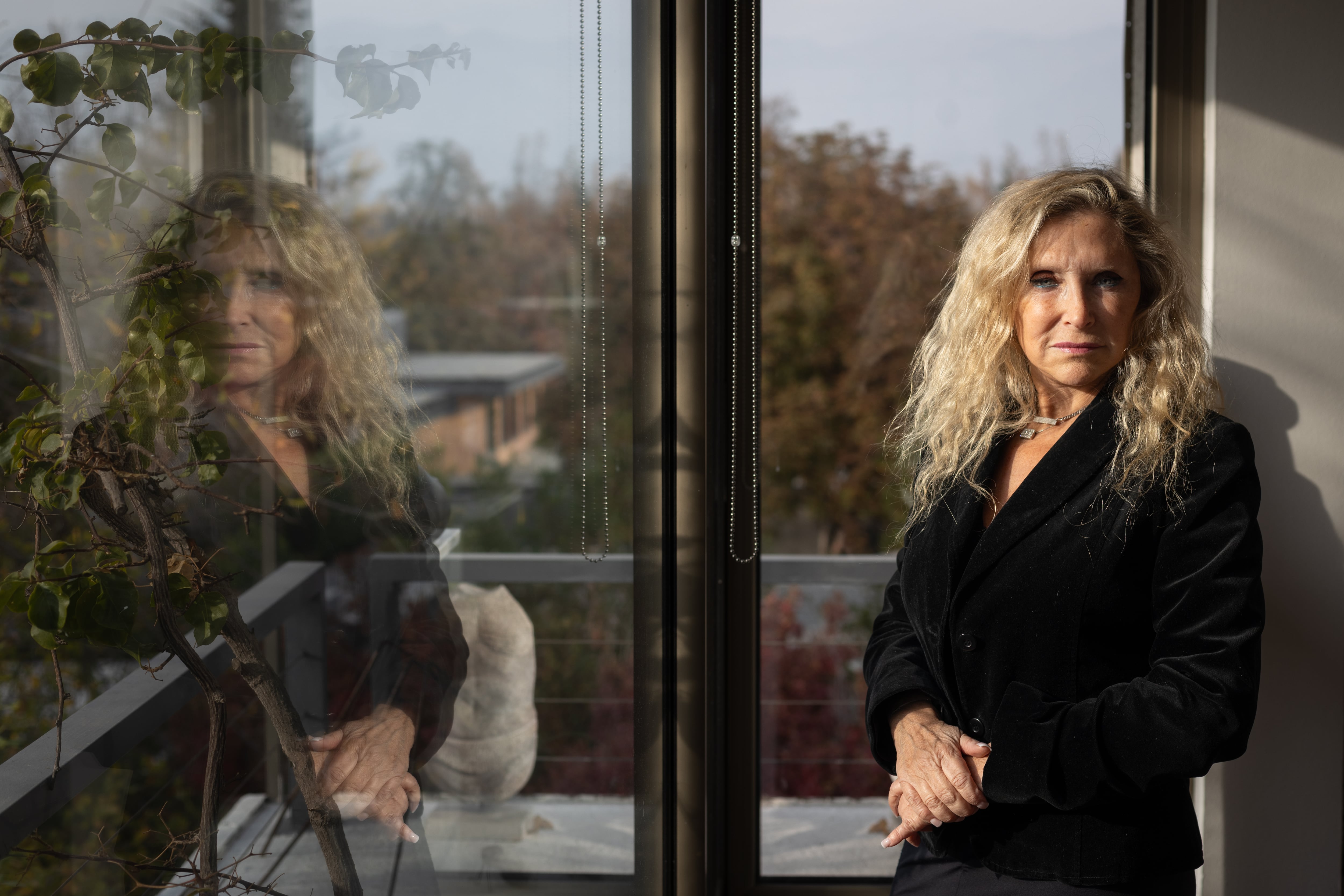 Deborah Zoellner en su casa en Santiago.