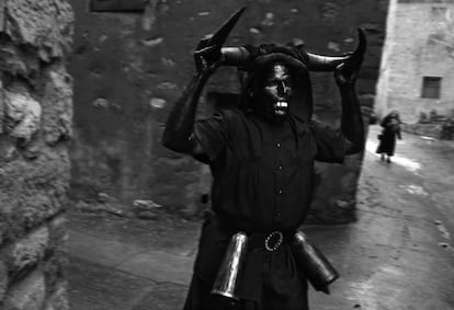 A devil walks down the streets of Luzón during carnival.