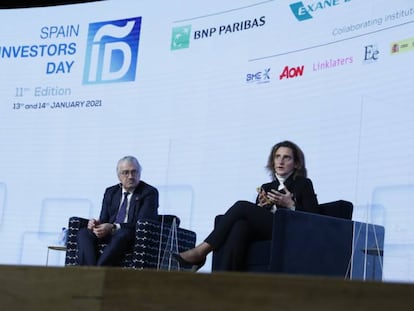 Teresa Ribera, ministra para la Transición Ecológica y el Reto Demográfico, junto al consejero delegado de Endesa, José Bogas, este miércoles en el Spain Investors Day, en Madrid.