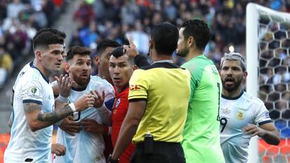 Momento em que o árbitro paraguaio Mario Diaz expulsou Messi e Medel.