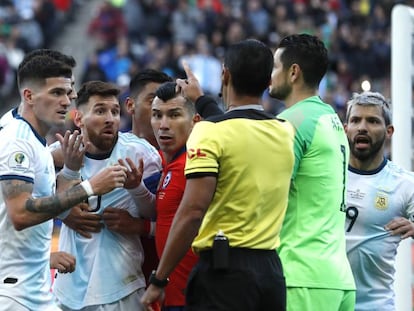 Momento em que o árbitro paraguaio Mario Diaz expulsou Messi e Medel.