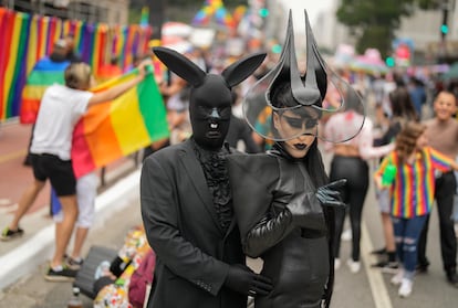 Pese a la expectativa de los organizadores de romper su récord, el desfile no alcanzó los 3,5 millones de participantes que en años anteriores hicieron que el evento fuera incluido en el Libro de Récords Guinness como el mayor de su género en el mundo. En la foto, dos participantes del desfile posan ante la cámara.