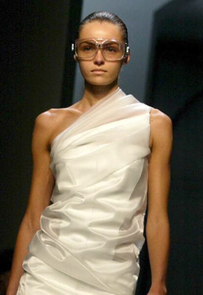 Una modelo luce una creacin pret-a-porter de Balenciaga para la temporada primavera-verano 2007.