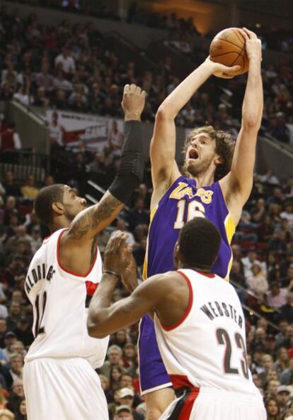 Pau Gasol tira a canasta defendido por Aldridge, de los Blazers