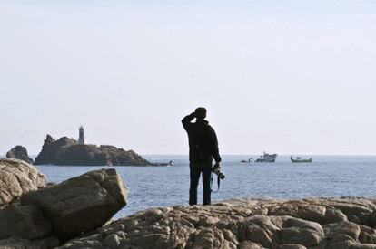 La mancha por el fuel vertido por un barco (en la imagen) que se ha hundido en las Islas Formigues, frente a la costa de Palamós.