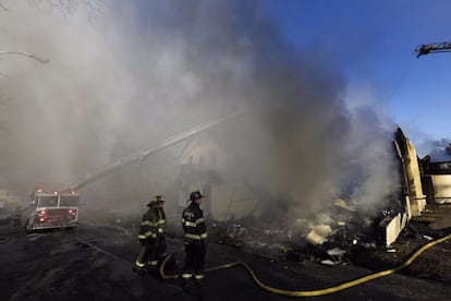 Las autoridades del condado de Rockland confirmaron que el incendio no pudo ser controlado hasta primeras horas de la mañana del martes.