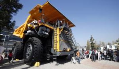 Visitantes hacen fila para subirse a un camión gigante utilizado en minería, hoy, martes 22 de abril de 2014, en la Feria de la Minería Expomin 2014, en Santiago de Chile.