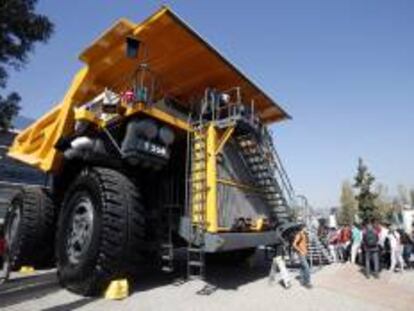 Visitantes hacen fila para subirse a un camión gigante utilizado en minería, hoy, martes 22 de abril de 2014, en la Feria de la Minería Expomin 2014, en Santiago de Chile.