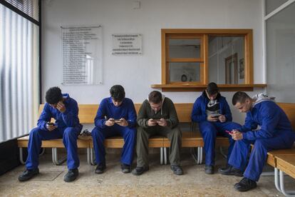 Descanso en las prácticas de taller de la Escuela de Cuchillería. Abdel, como el resto de sus amigos, tiene perfil de Facebook, Instagram, Twitter y usa Whatsapp. De izquierda a derecha, Abdel, Sahlid, Marcos, Carlos y Samuel.