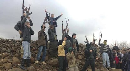 Soldados desertores durante una protesta contra el régimen sirio, cerca de Idlib.