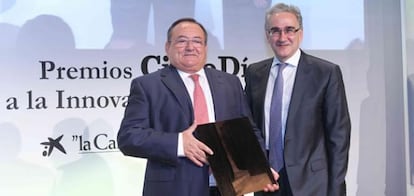 Manuel Mora, director general de Ecopapel, recibe el premio de manos de José María Sanz