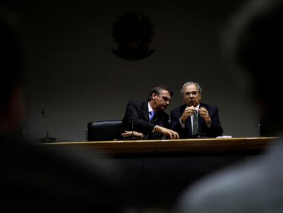 Bolsonaro e Guedes durante coletiva de imprensa na sexta-feira.