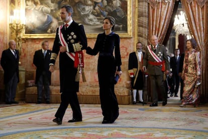 El Rey Felipe VI, junto a la Reina Letizia y los Reyes Juan Carlos y Sofía.