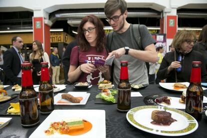 Dos jóvenes degustan algunas tapas en la inauguración del certamen.