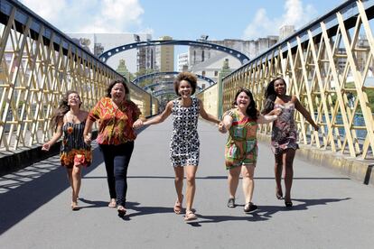 Pela primeira vez em Pernambuco, venceu as eleições para deputada estadual uma chapa compartilhada com o mesmo número por um grupo de cinco mulheres. As codeputadas pelo PSOL adotaram o codinome "Juntas" e vão ocupar uma das 49 cadeiras da Assembleia Legislativa de Pernambuco. O grupo é formado por uma jornalista, Carol Vergolino, pela ambulante Jô Lima, pela professora Kátia Cunha, pela estudante Joelma Carla e pela advogada Beyoncé Lima, que também é a primeira transexual do norte e nordeste brasileiro a usar o nome social na carteira da OAB. @alcioneferreira_fotografia