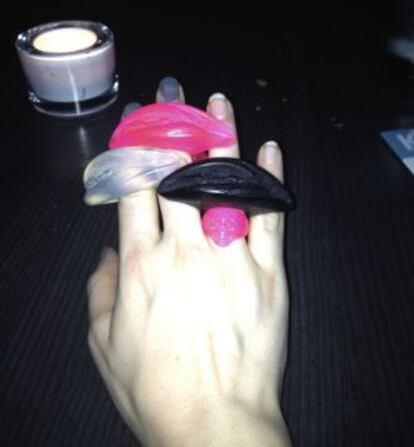 Grimes y su joyería vaginal