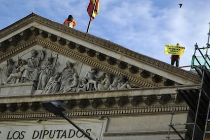  La Policía permitió que un activista de Greenpeace escalara hasta el tejado del Congreso para evitar males mayores. 