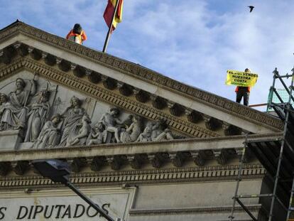  La Policía permitió que un activista de Greenpeace escalara hasta el tejado del Congreso para evitar males mayores. 