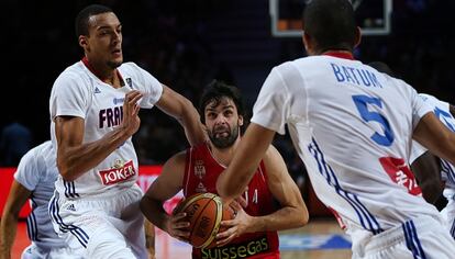 Teodosic avanza entre Gobert y Batum.