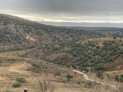 Vista del Duero desde el cerro de los Moros, al fondo la ermita de San Saturio.